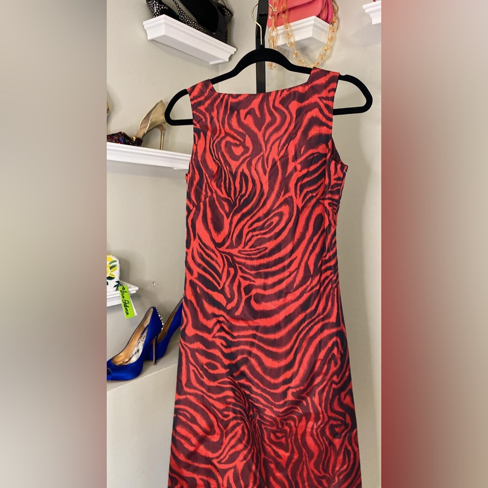 ANIMAL-PRINT SLEEVELESS V-BACK DRESS IN RED - Picture 8 of 16